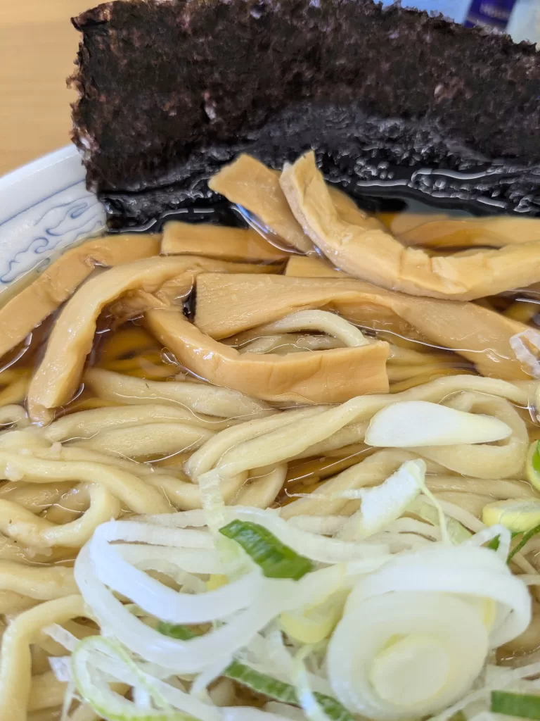 中華そば雲ノ糸の煮干しラーメンのトッピング(メンマ・海苔・ネギ)