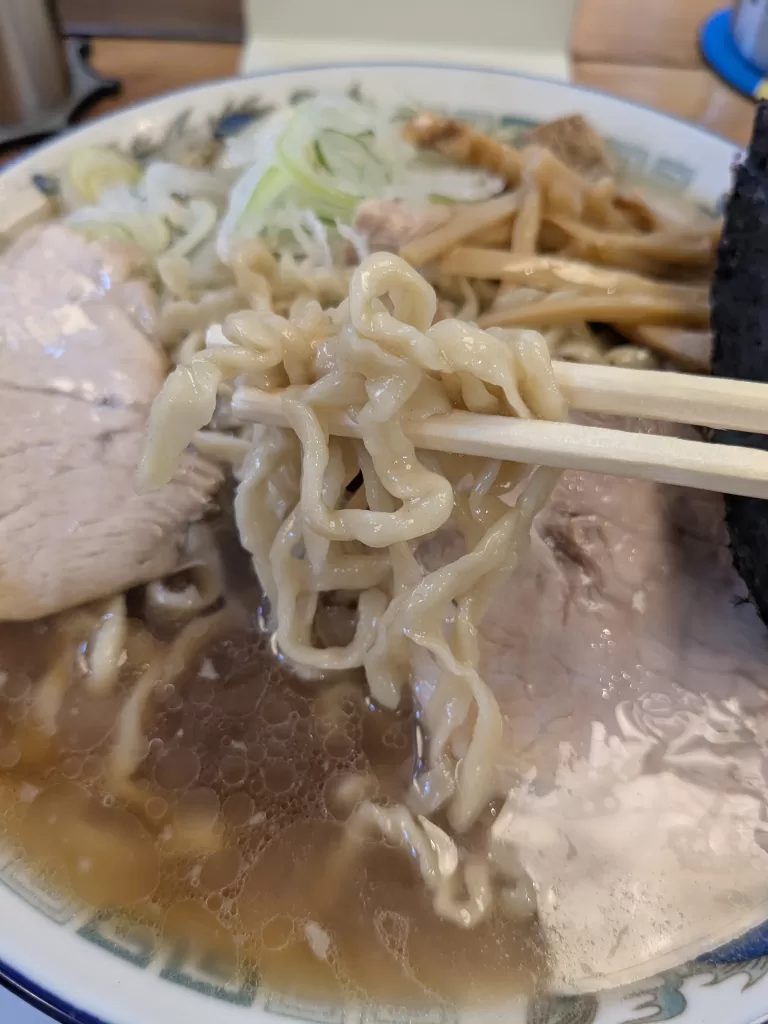 ケンちゃんラーメン新庄店のラーメンの麺のアップ