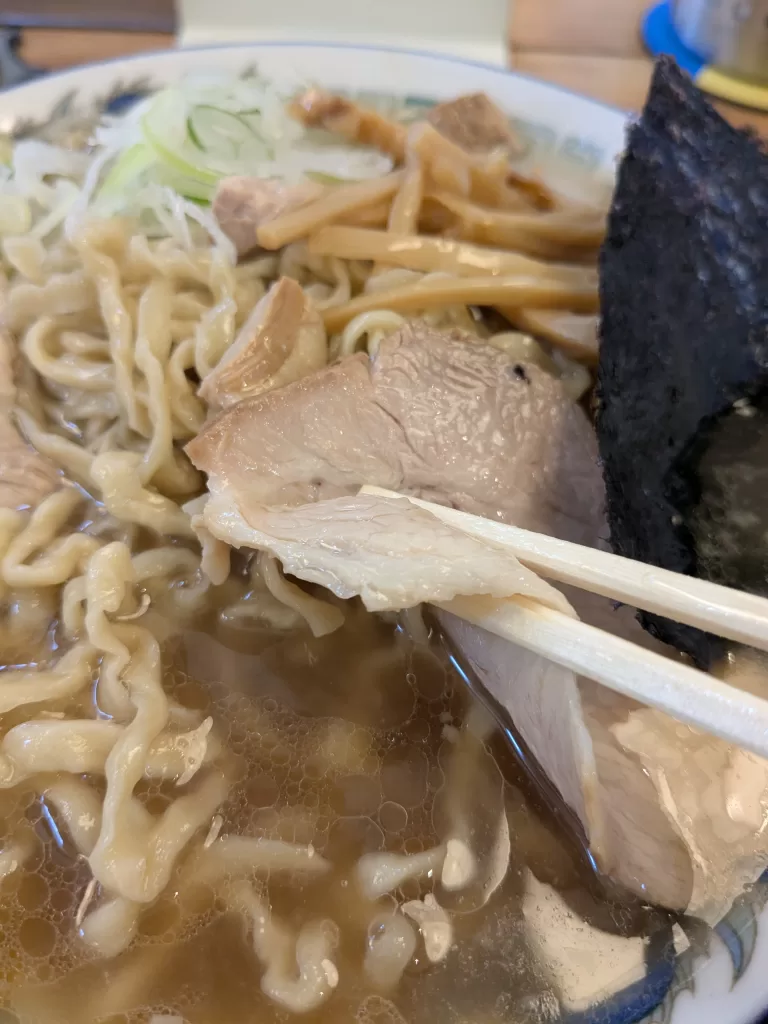 ケンちゃんラーメン新庄店のラーメンのトッピング(チャーシュー)
