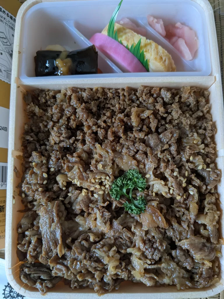 米沢名物 牛丼弁当 牛肉どまん中(全体)