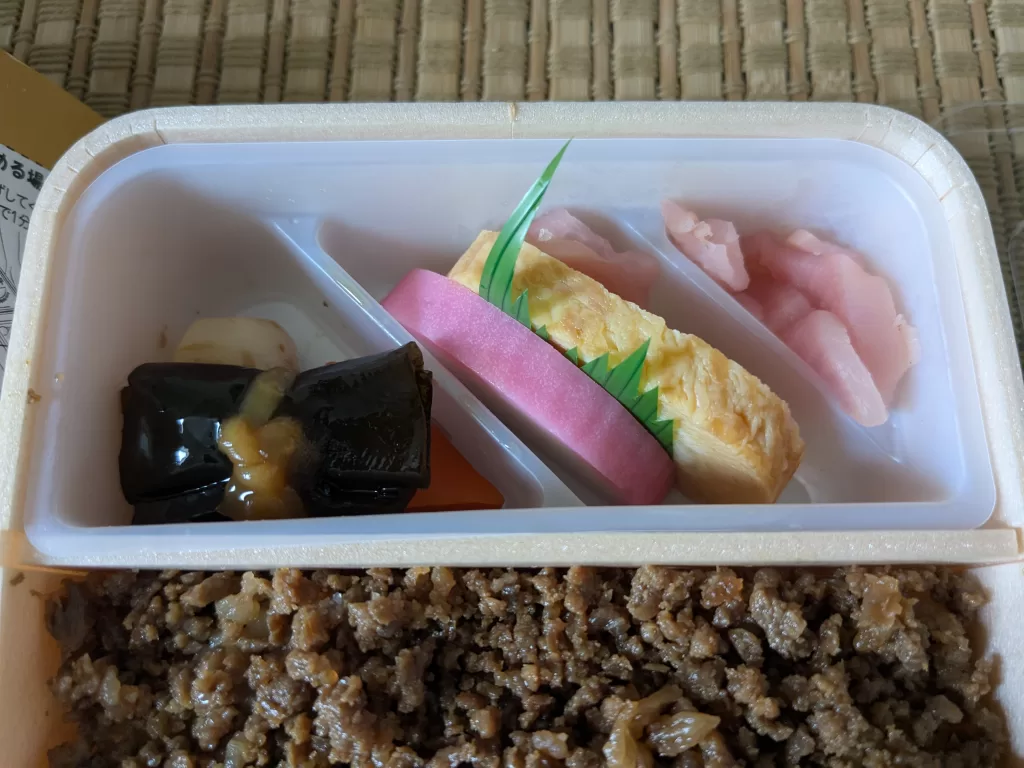 米沢名物 牛丼弁当 牛肉どまん中のおかず(昆布巻・かまぼこ・厚焼き玉子・桜漬)