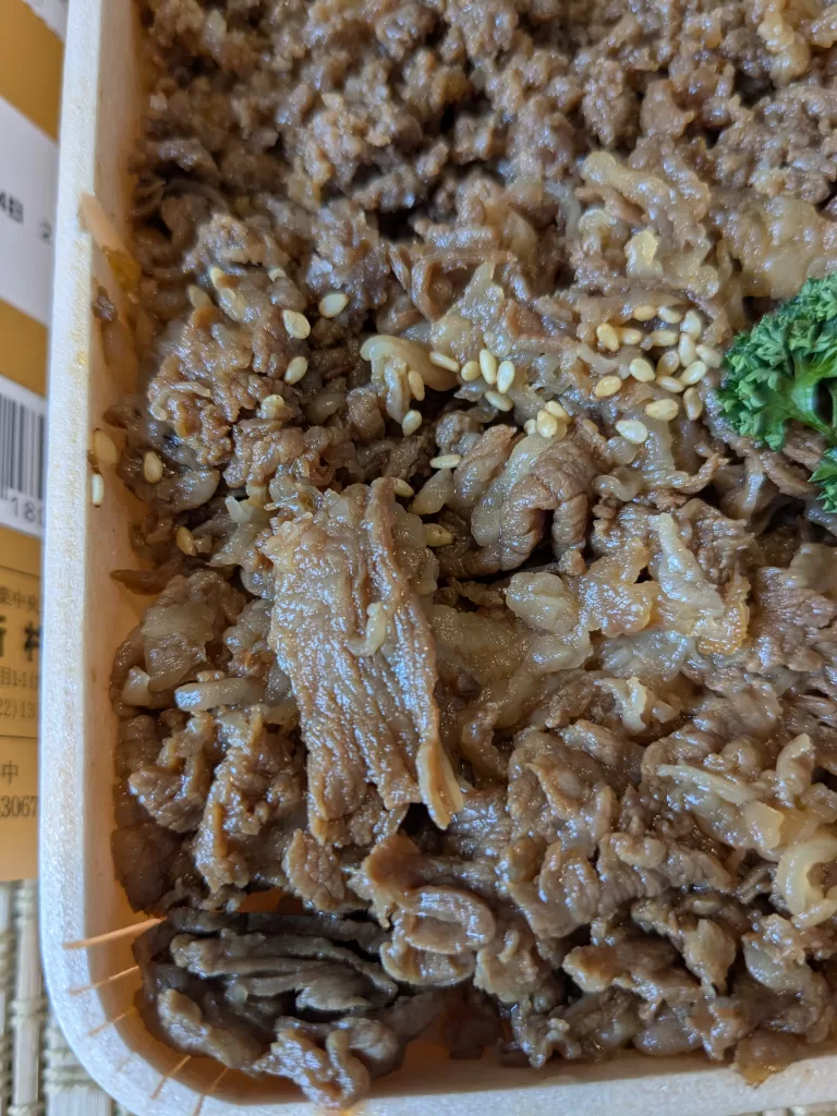 米沢名物 牛丼弁当 牛肉どまん中の牛肉煮