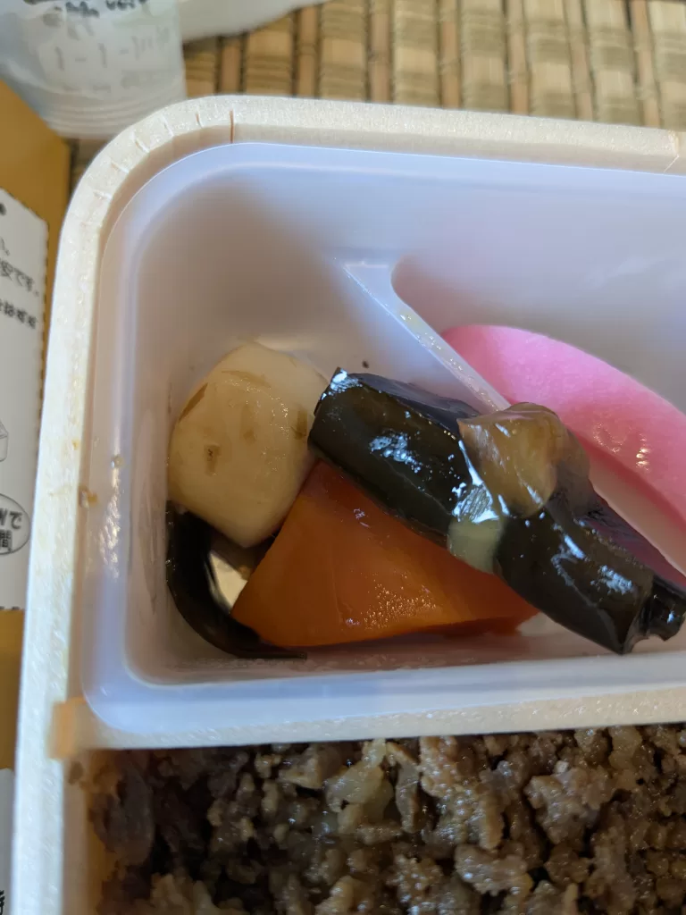 米沢名物 牛丼弁当 牛肉どまん中のおかず