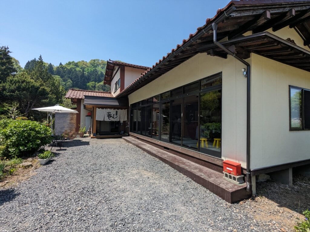 山形市『手打そば竜山』の外観。自然に囲まれた一軒家のそば店