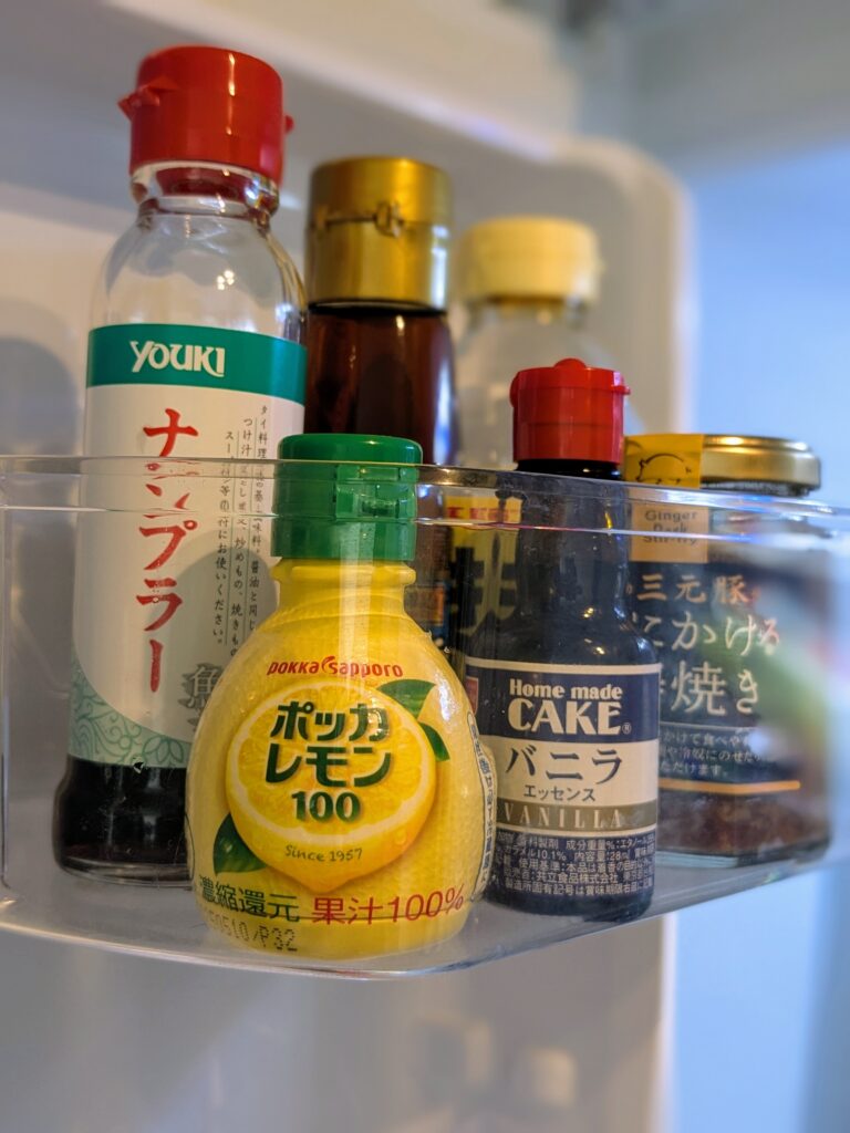 冷蔵庫のポケットに入った実際に使用中のポッカレモン100。調味料の一角に自然に溶け込んでいる。